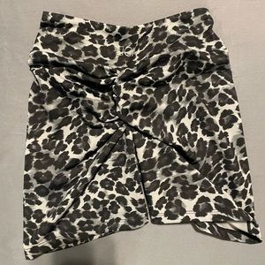 Lici Fit FIERCE V-CUT SCRUNCH HOT SHORT